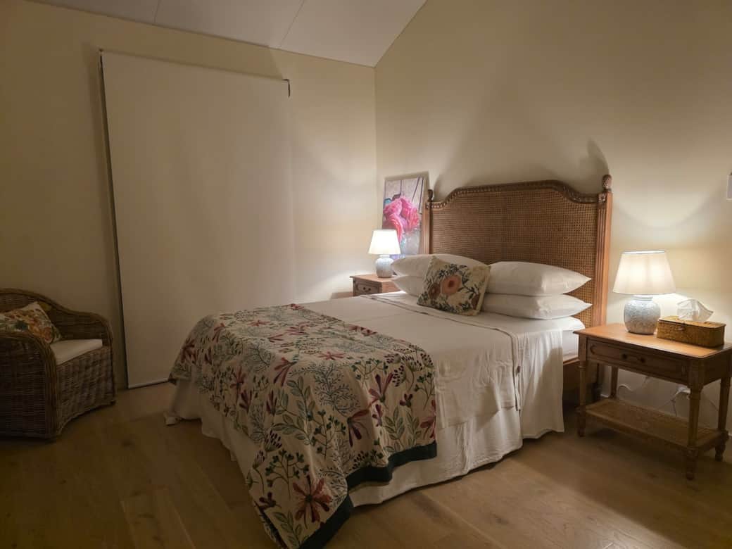 Main bedroom, queen bed 55 inch Roku TV and ensuite bathroom. Main bedroom, queen bed 55 inch Roku TV and ensuite bathroom.