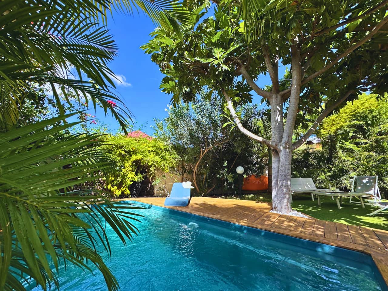 Piscine privative et jardin exotique à 50m de la plage familiale de l'Hermitage les Bains