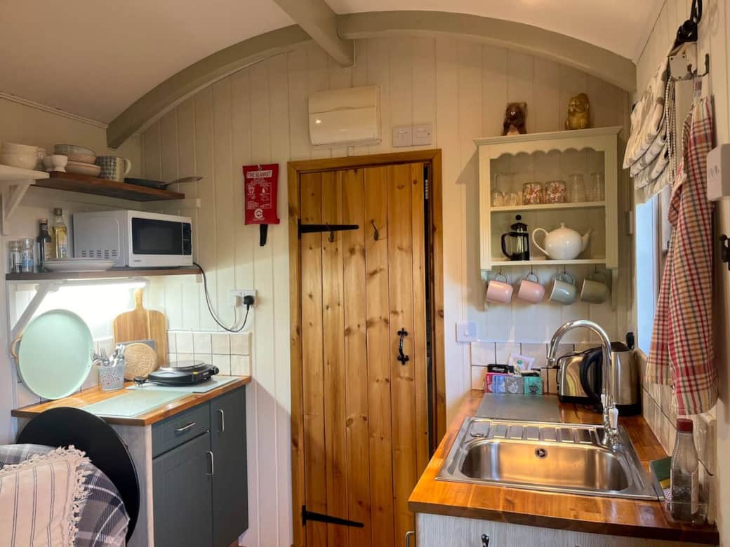 Kitchen: single hob, microwave, toaster, kettle, fridge with freezer compartment 