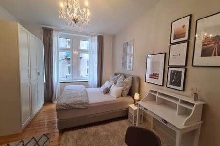 Queensize-Bett und Sekretär