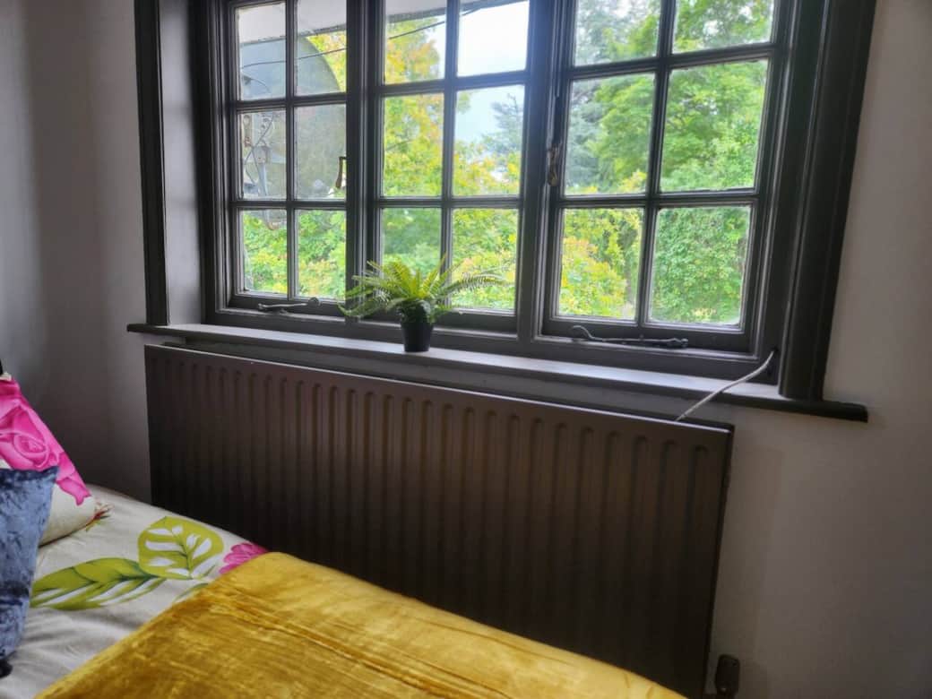 Charming Tudor White House Cottage Room Apartment Bedroom Old Trafford Manchester Charming Tudor White House Cottage Room Apartment Bedroom Old Trafford Manchester