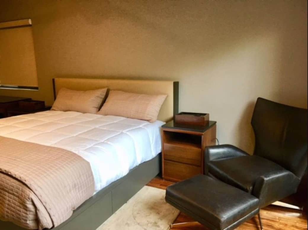 Recámara principal con cama King Size frente Smart TV
