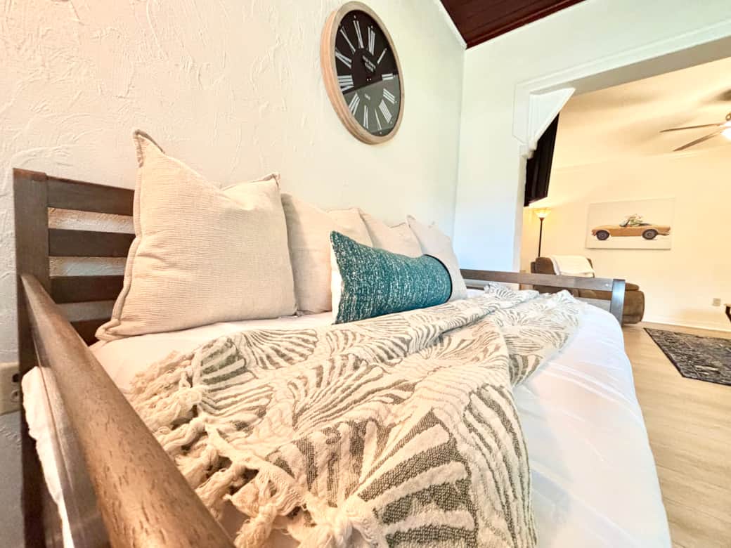 entryway  / day bed 