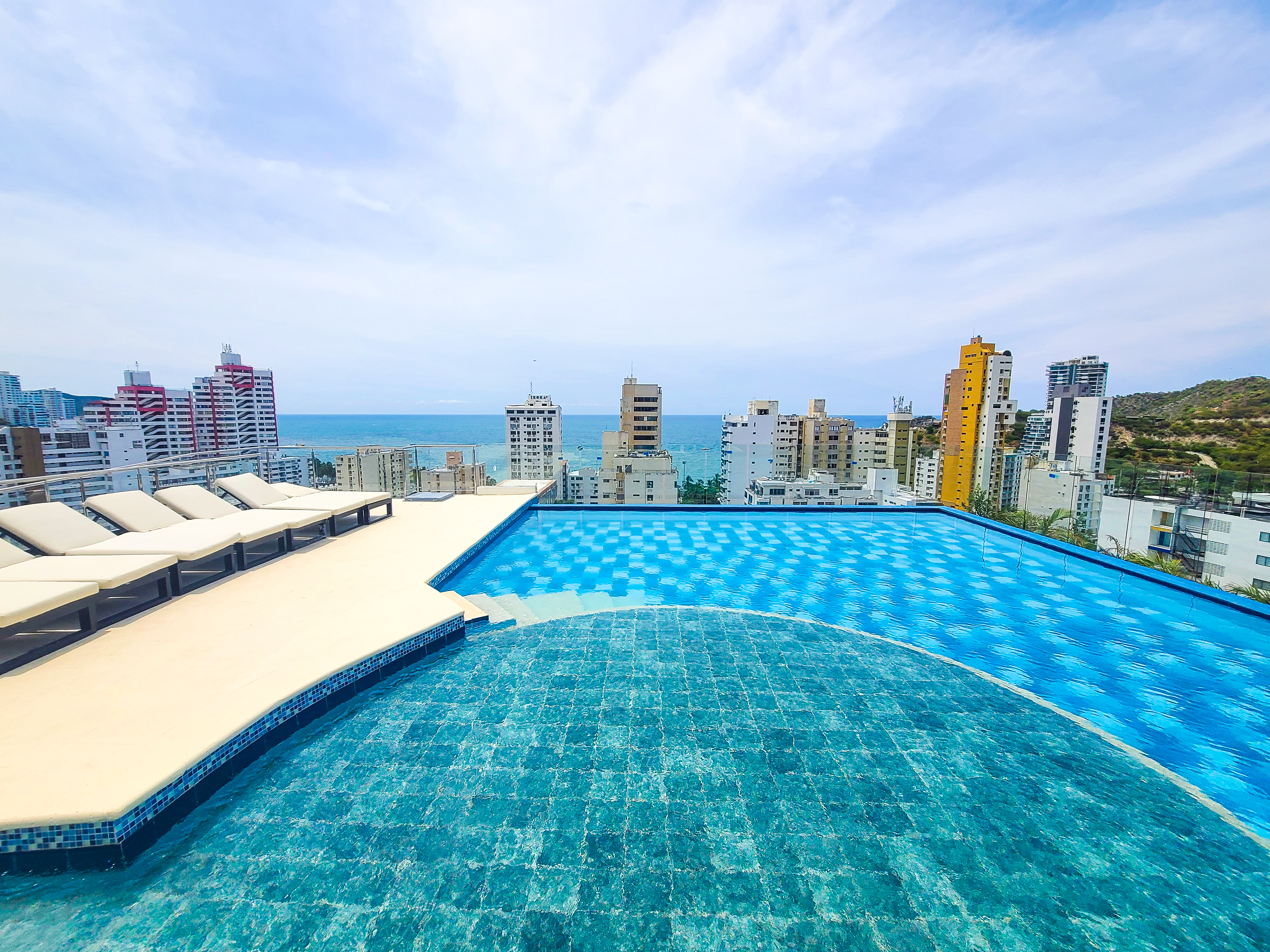 Apartamento Sky Golden en Rodadero con Piscina Increíble