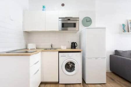 Kitchen equipped with microwave and Grill.

Cocina equipada con horno-microondas