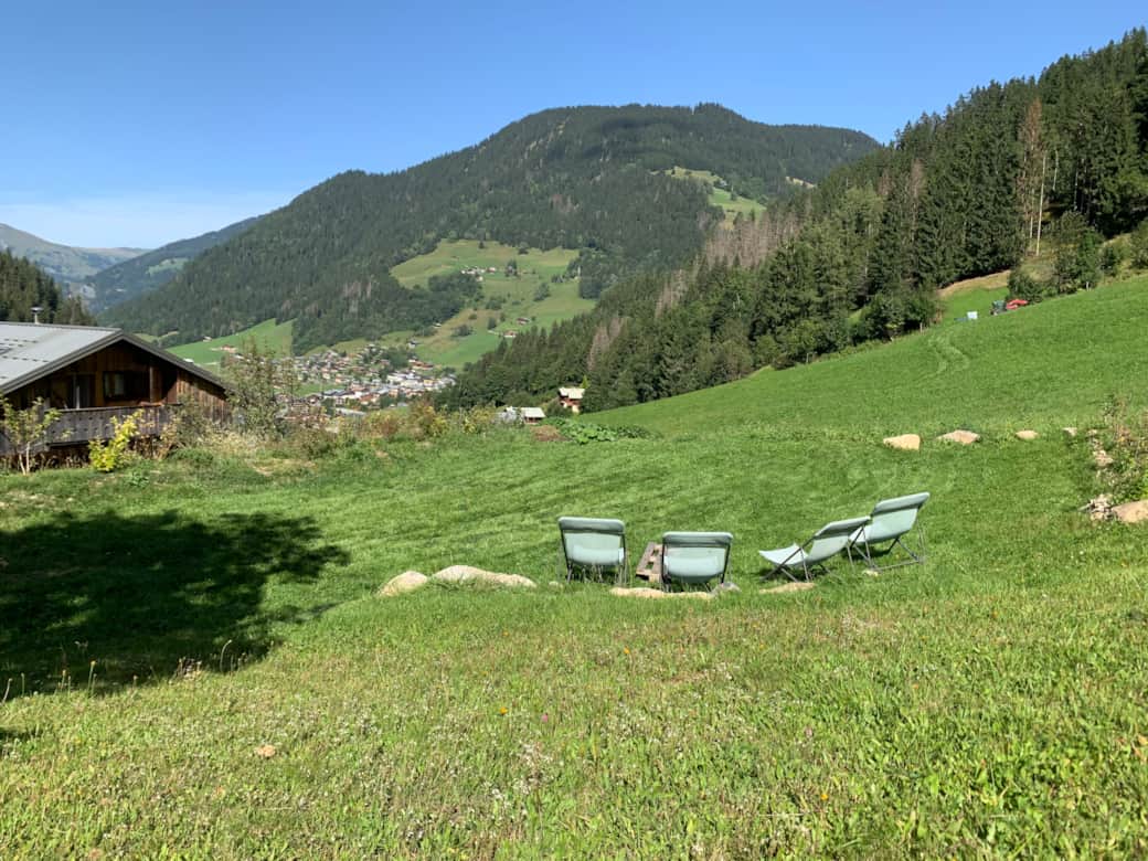 Espace détente et de jeux avec vue sur Arêches