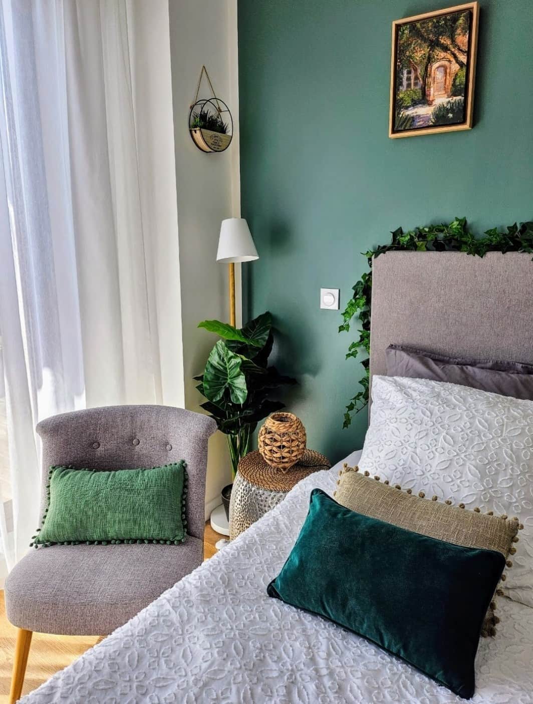 Détails de décoration de la chambre, lit 160 cm et fauteuil