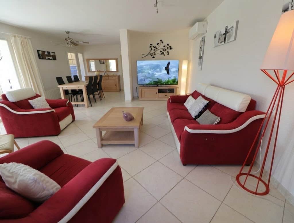 location-villa-piscine-mejannes-le-clap-cezenole Salon cheminée avec climatisation location-villa-piscine-mejannes-le-clap-cezenole Salon cheminée avec climatisation