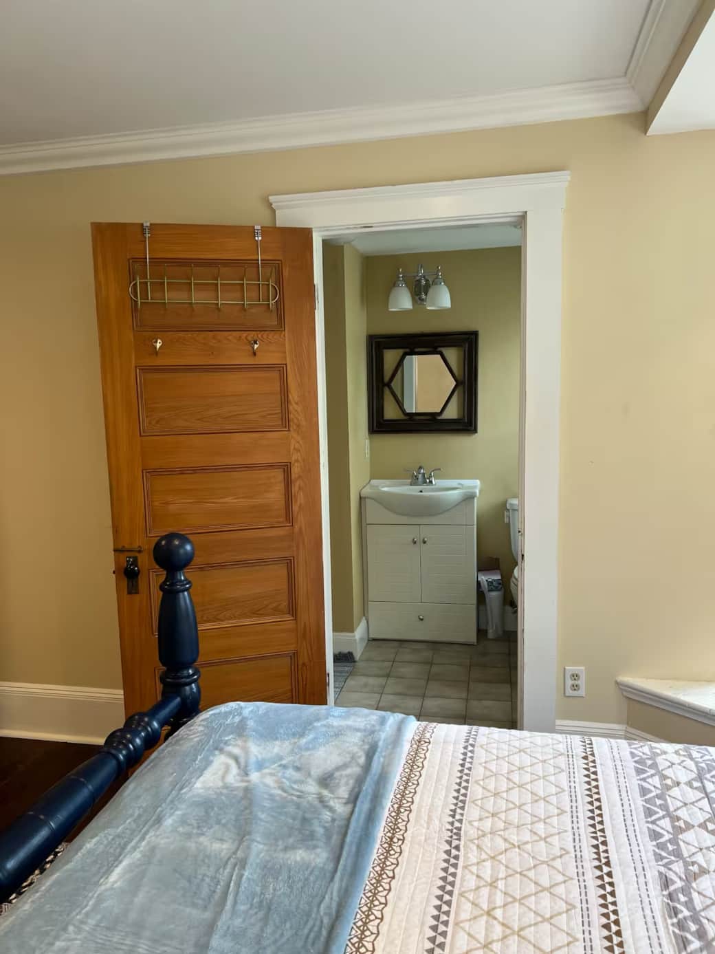 2nd Floor Ensuite Bathroom in Blue Room