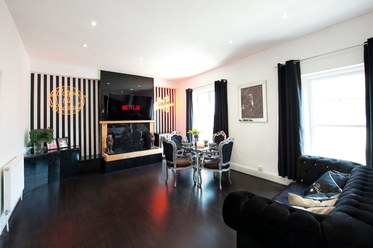 Champagne Suite · Glam 2-Bed, Sleeps 4 · Porthcawl — photo 1