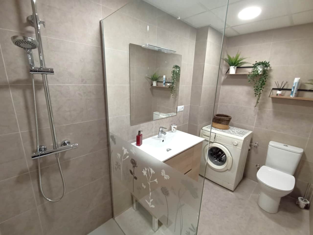 Salle de bain avec douche