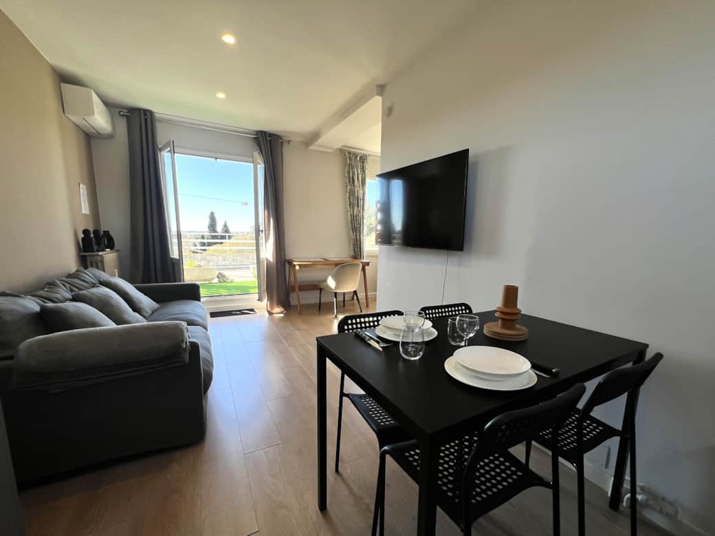 Cuisine, salon, canapé, table à manger 