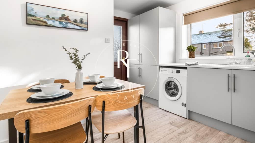 Kitchen & Dining Area