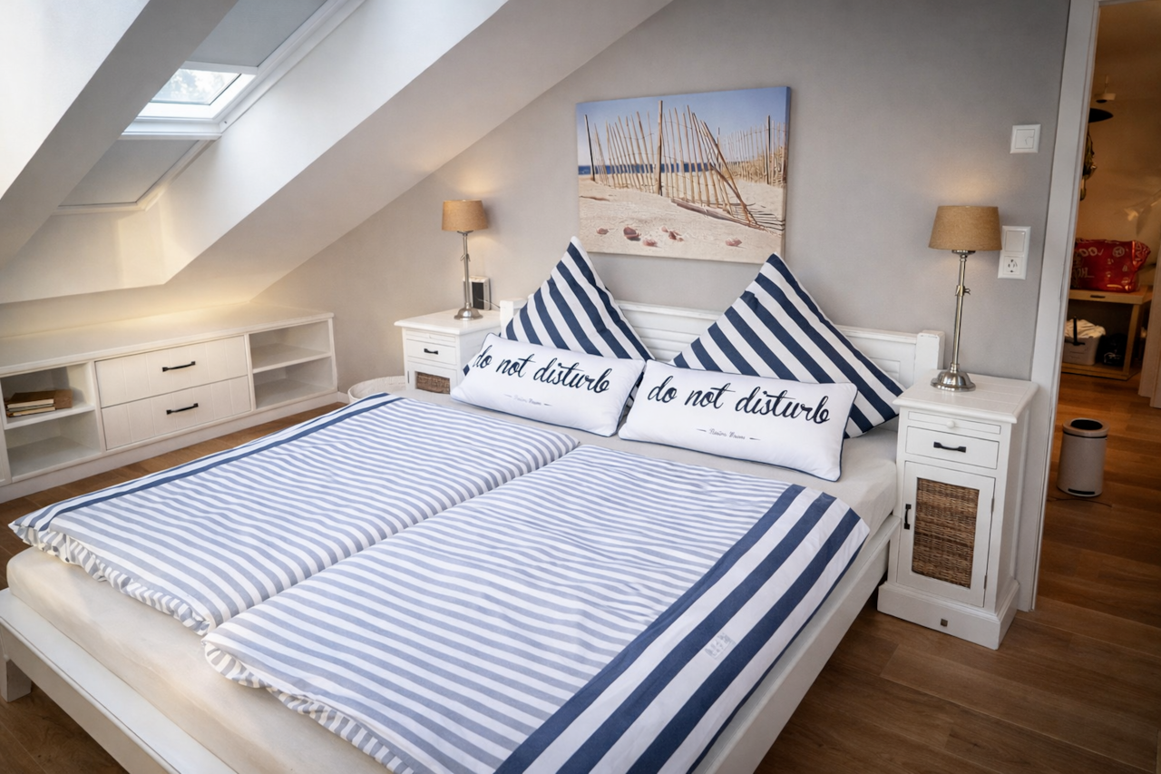 Helles, grosses Schlafzimmer - auf Wunsch mit Wäschepaket