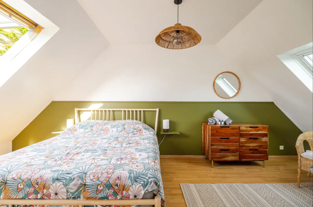 Chambre au 1er étage de la maison & la plus grande avec un lit de 160