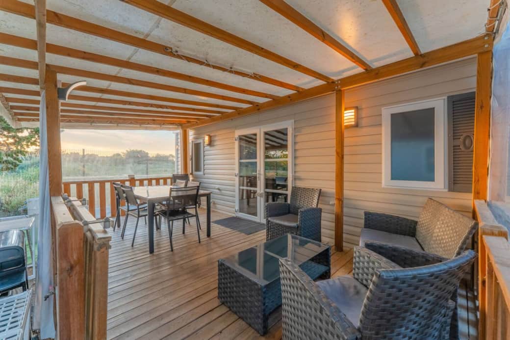 Terrasse couverte avec portillon