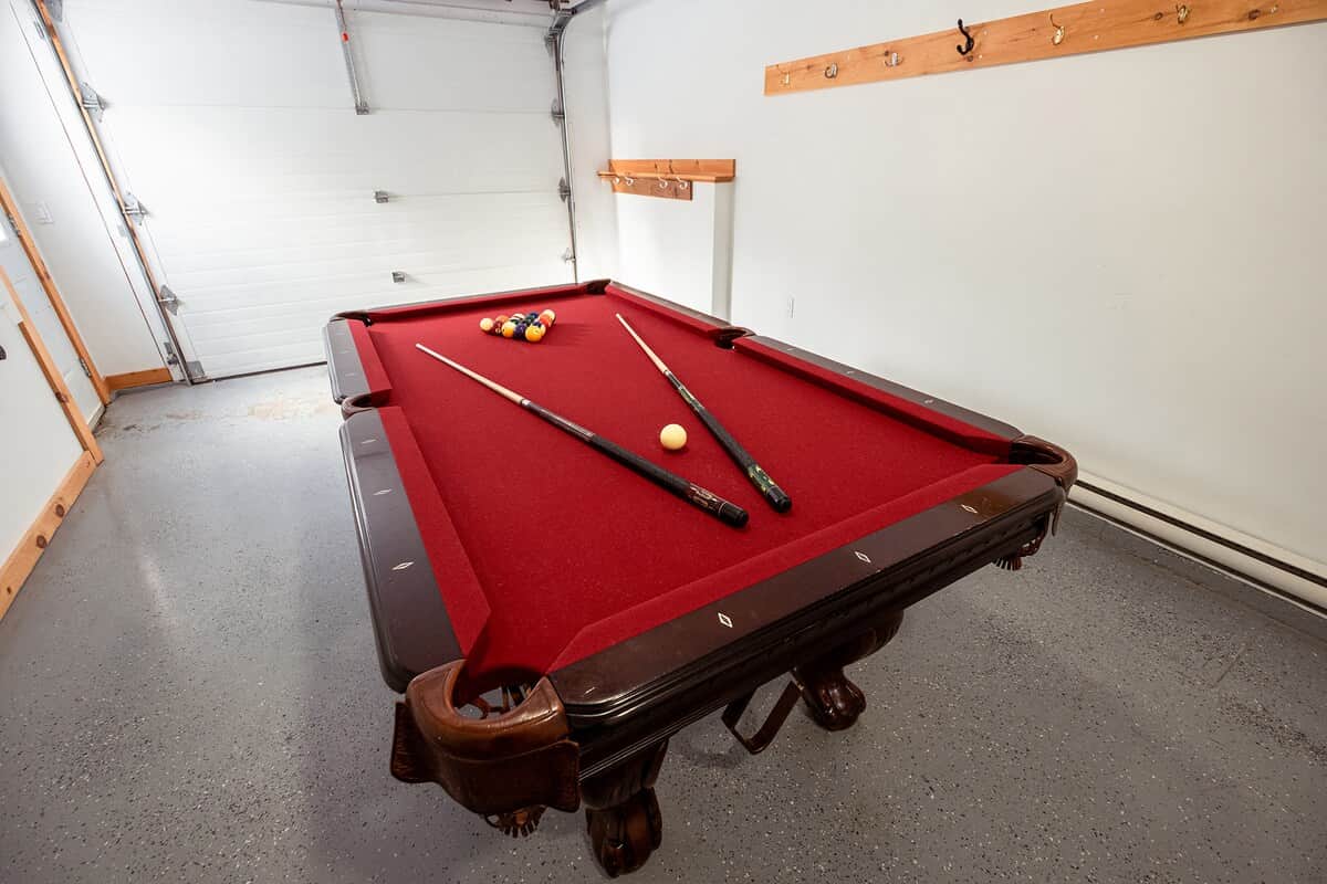 Garage avec table de billard