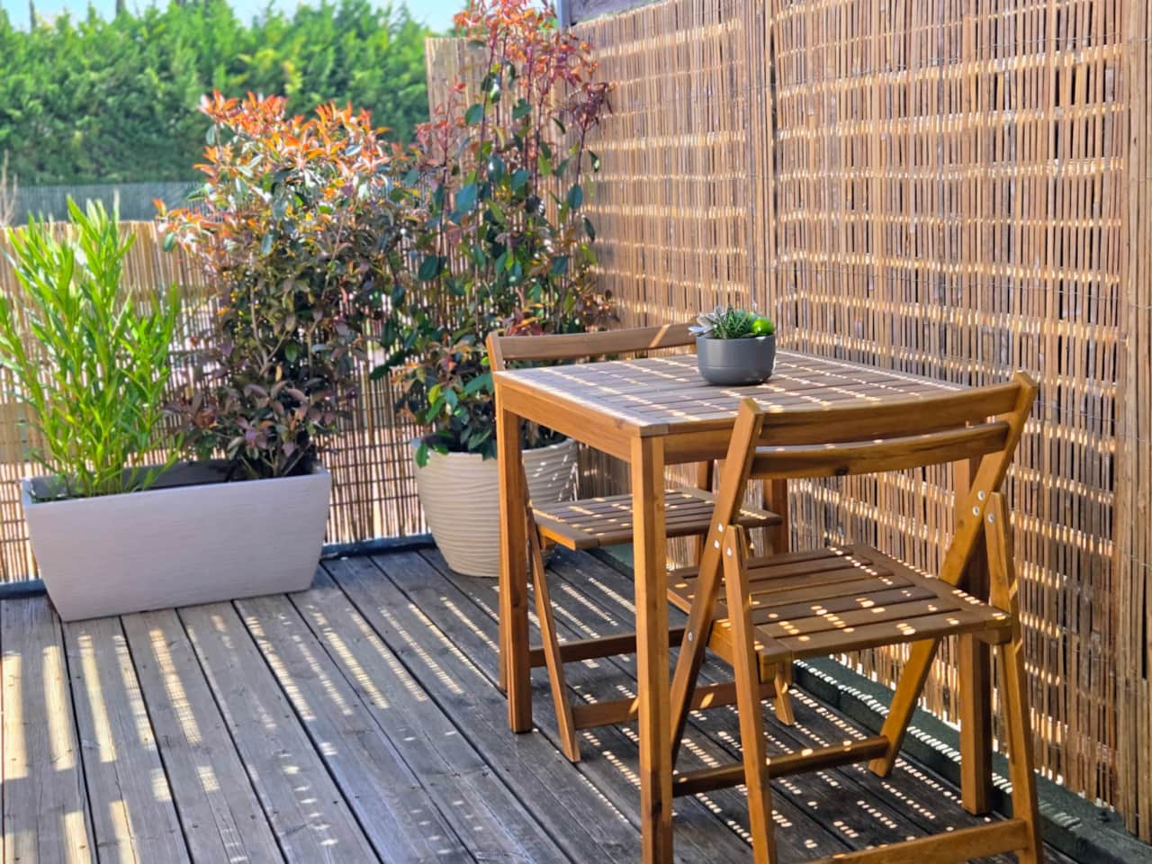 Terrasse avec table "Studio Bleu"