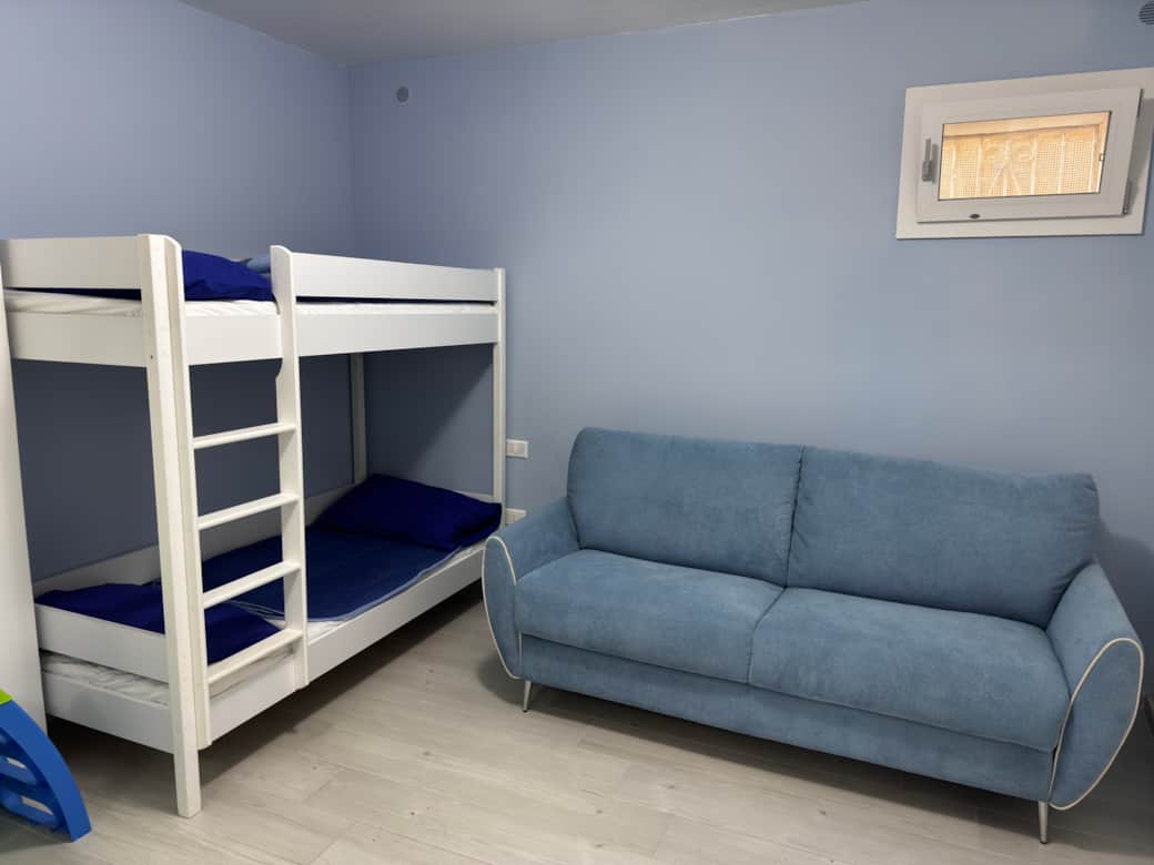 Camera da letto bambini con divano letto apribile 