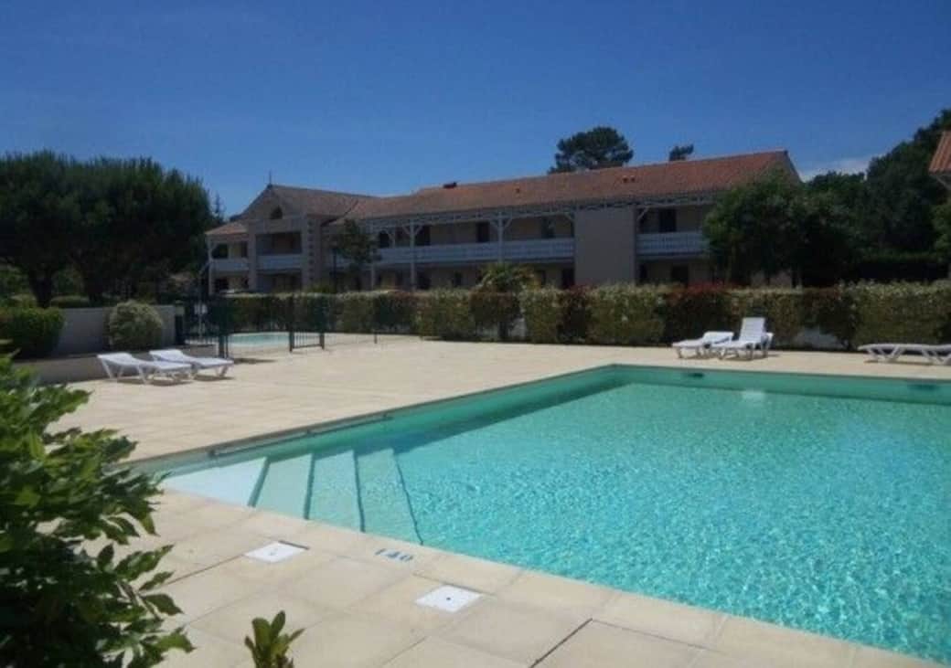 Piscine chauffée de la résidence ouverte du 05 Avril au 15 Septembre. 