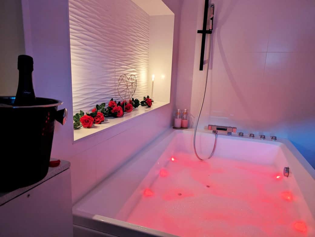 Un espace spa élégant avec jets massants et éclairage personnalisable, parfait pour créer une ambiance relaxante ou romantique. Un espace spa élégant avec jets massants et éclairage personnalisable, parfait pour créer une ambiance relaxante ou romantique.