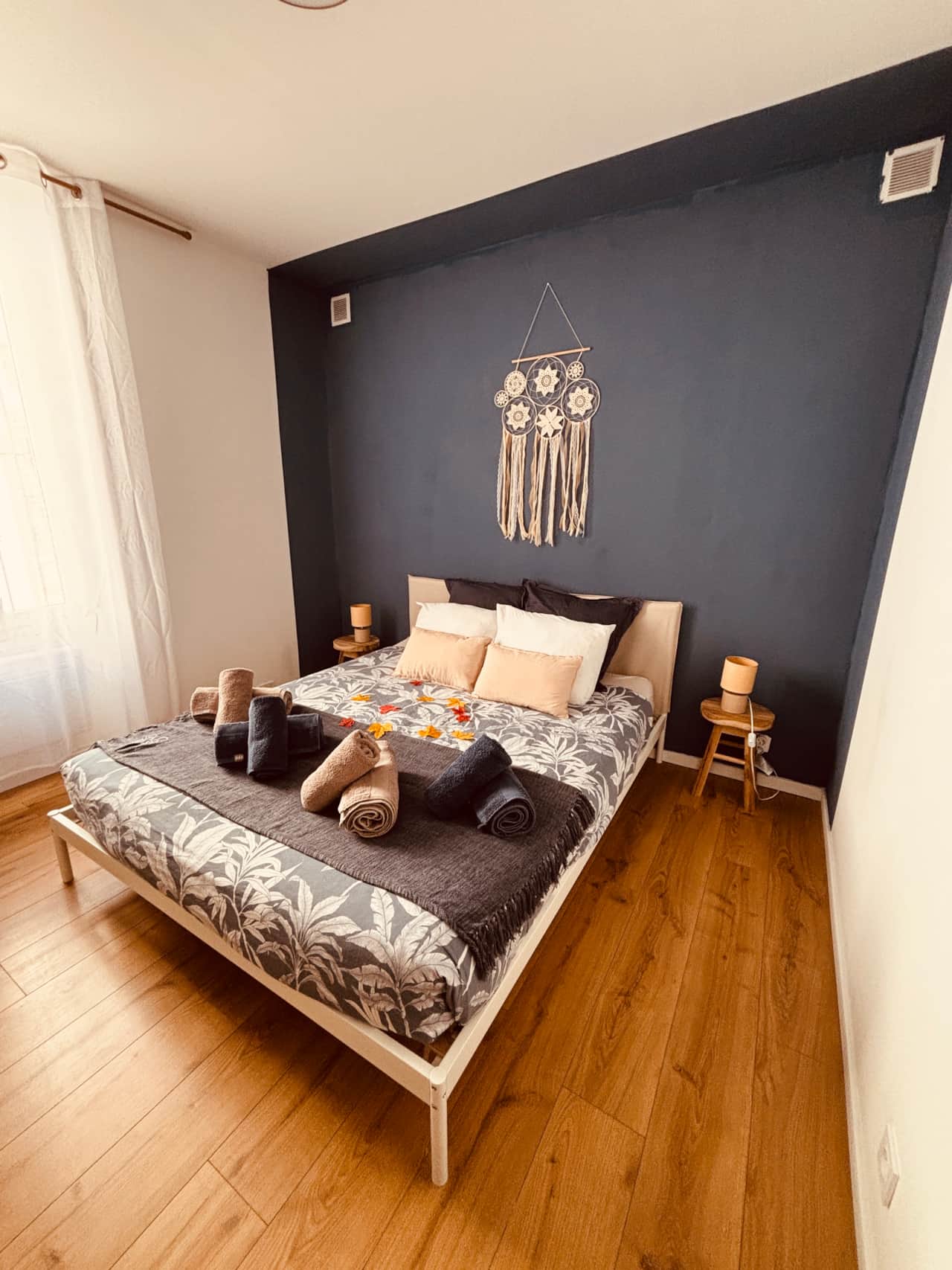 Chambre pour deux avec armoire et bureau.