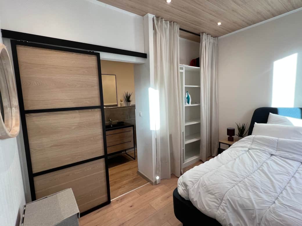 Salle de bain accessible depuis la chambre.