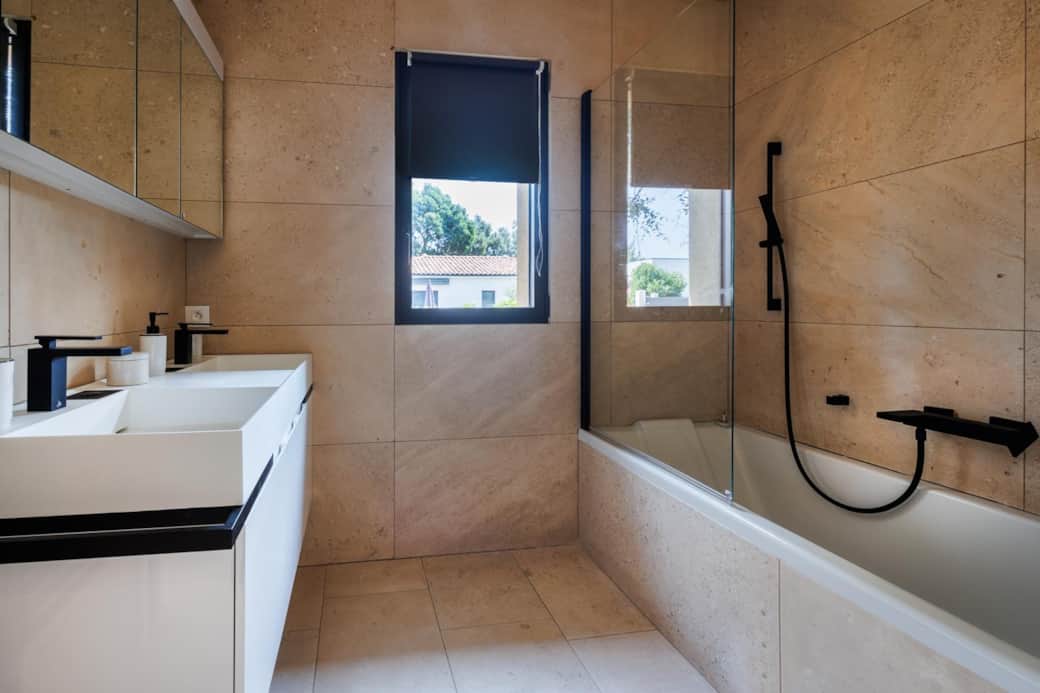 Salle de bain moderne avec double vasque et baignoire