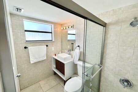 Main Bathroom with shower