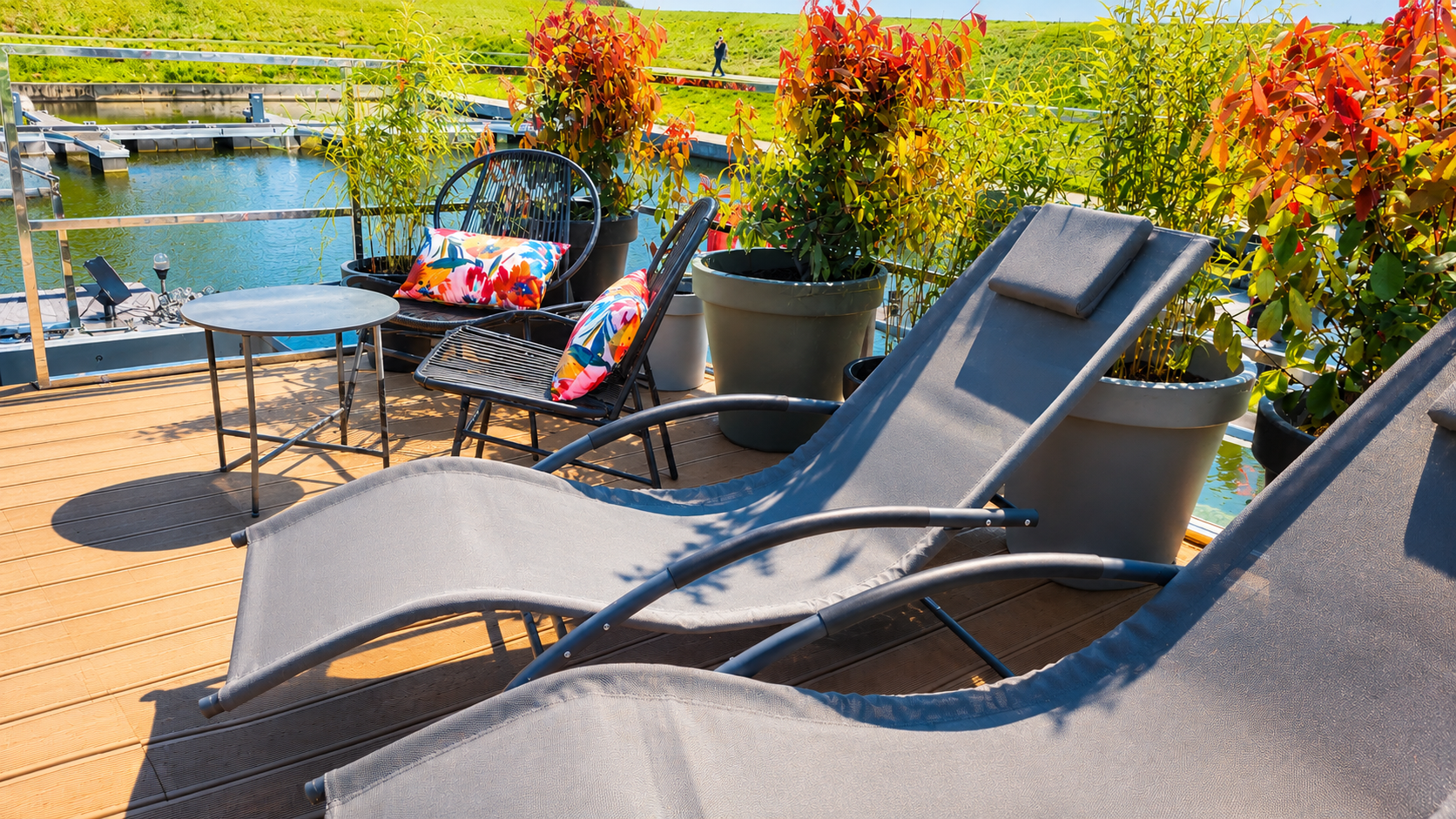 moon-river-houseboat-rooftop-terrasse-transats-jour-v2 (1).png