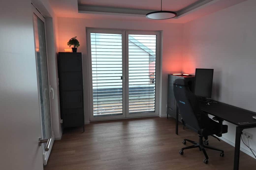 Arbeitszimmer mit Schreibtisch und nutzbarem Bildschirm