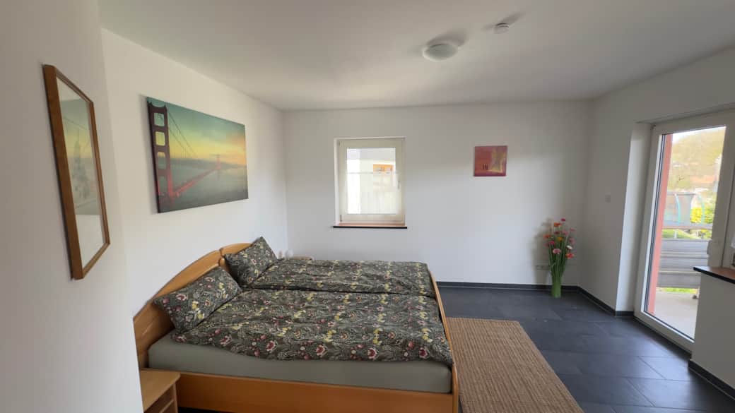 Ruhiges Schlafzimmer mit viel Licht – perfekt zum Entspannen Ruhiges Schlafzimmer mit viel Licht – perfekt zum Entspannen