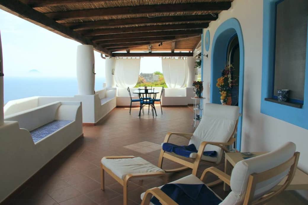 Casuzza dei Re, ampia terrazza coperta vista mare ideale per relax e cene all’aperto Casuzza dei Re, ampia terrazza coperta vista mare ideale per relax e cene all’aperto