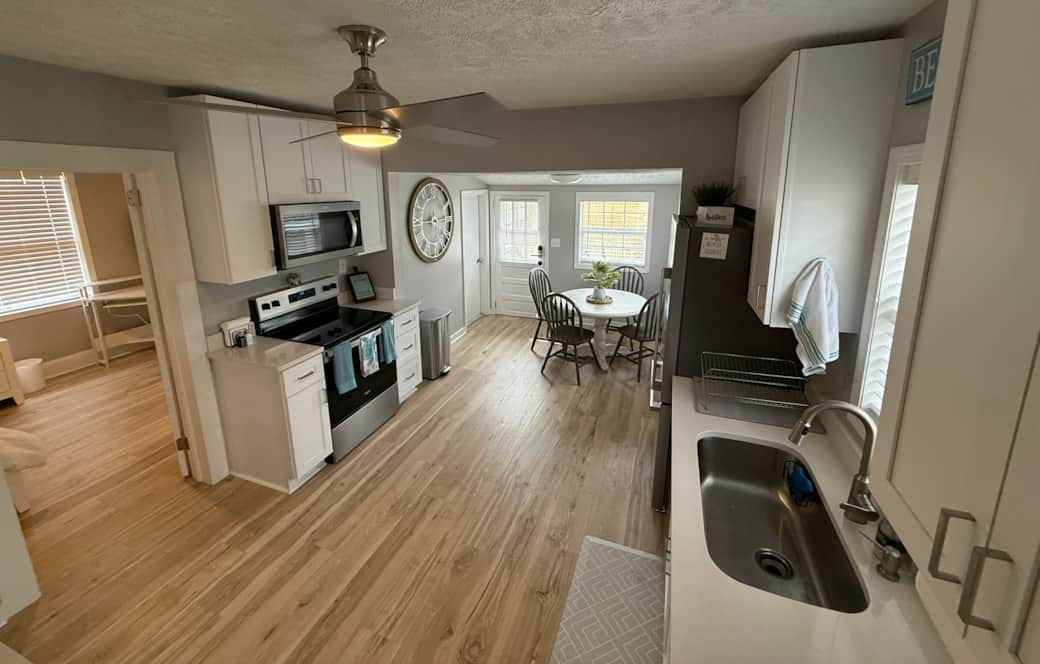 Kitchen perfect for making and eating a meal. Kitchen perfect for making and eating a meal.