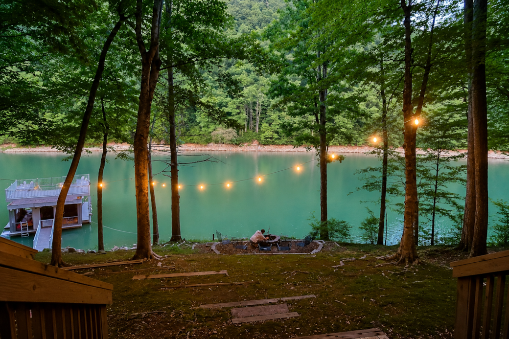 Lake life at its finest! Just steps to the lake, but miles from stress! Lake life at its finest! Just steps to the lake, but miles from stress!