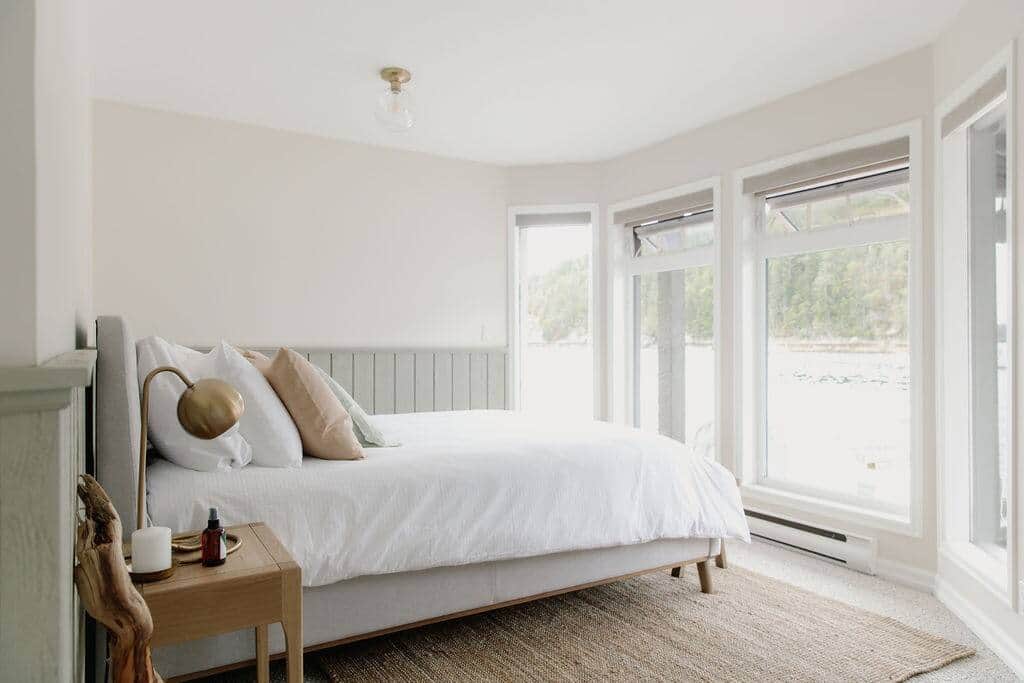 Queen size bedroom with view to ocean
