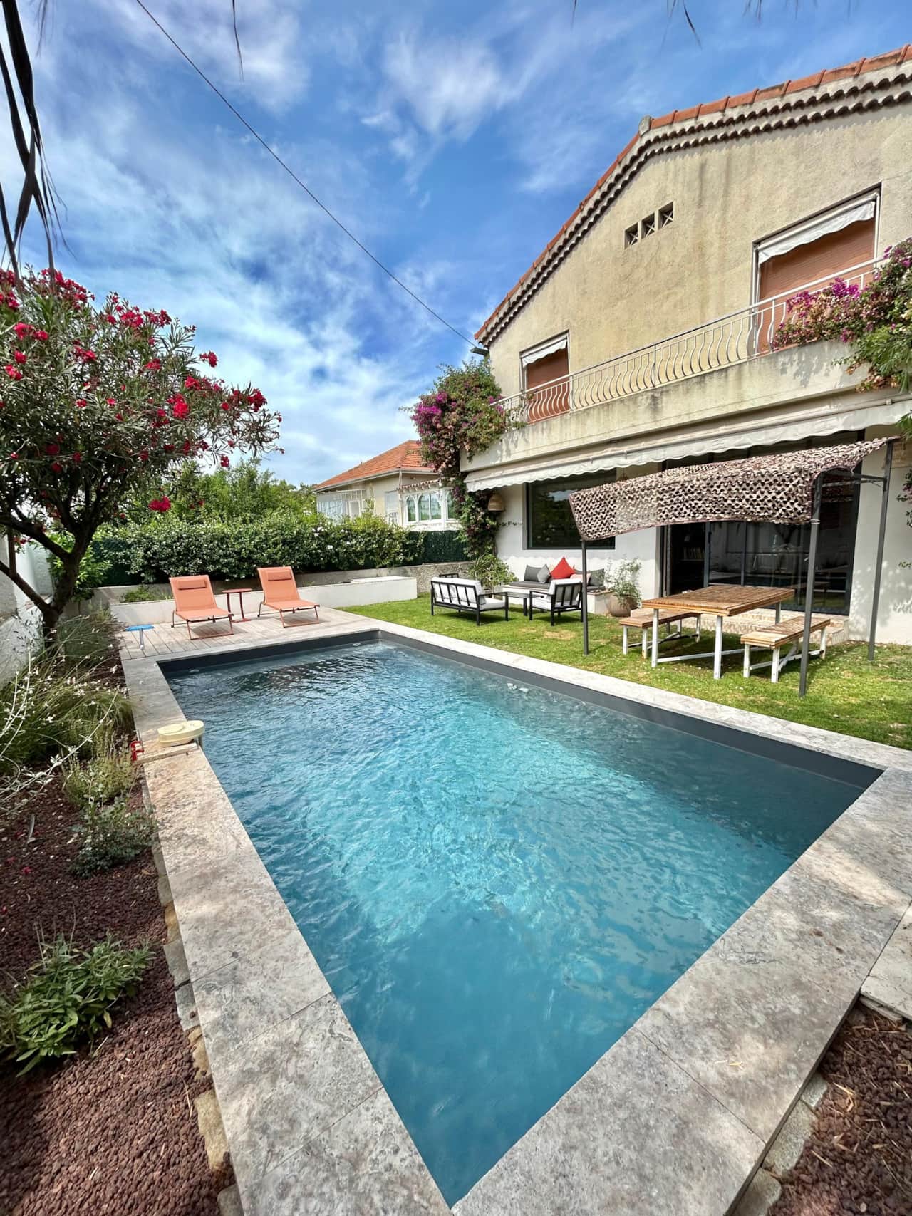 jardin, piscine, pelouse, tables, chaises, façade, salon de jardin