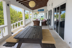 Casa Martina – Zonnig balkon met houten tafel