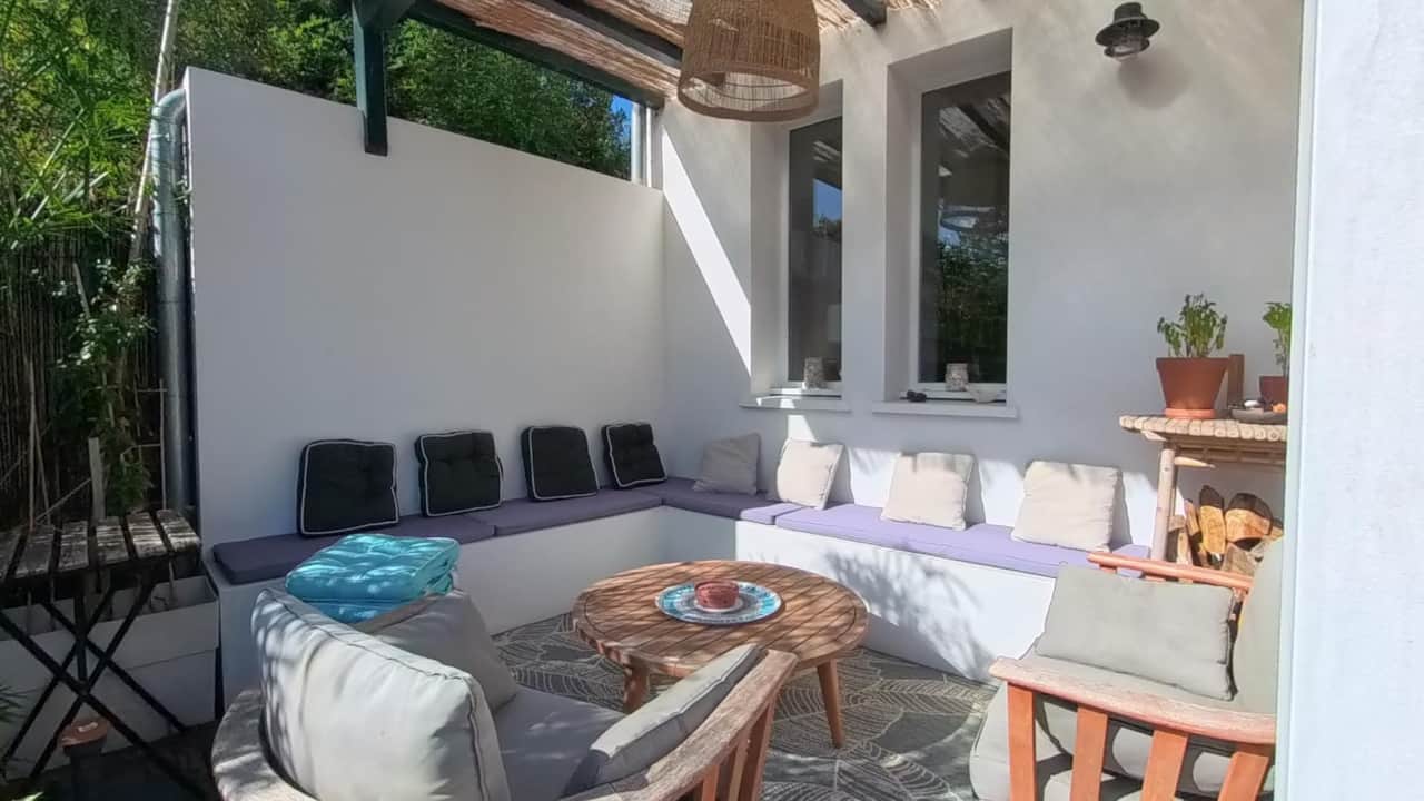 Coin lounge
