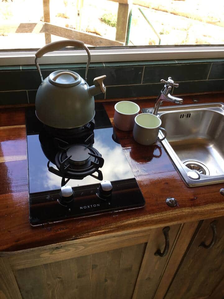 Simple kitchen facilities for drinks and snacks.