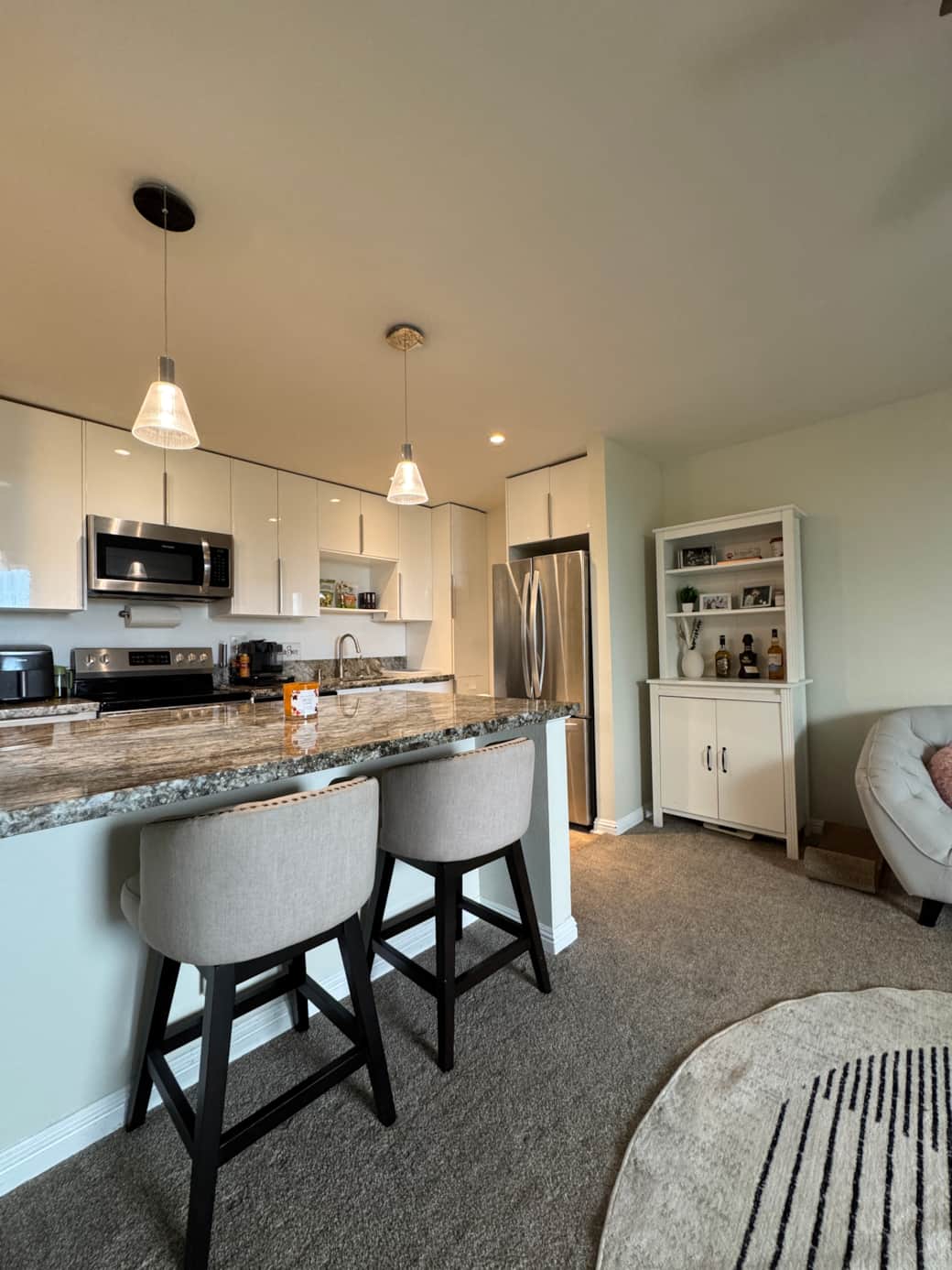 Fully Equipped Kitchen w/ Breakfast Bar