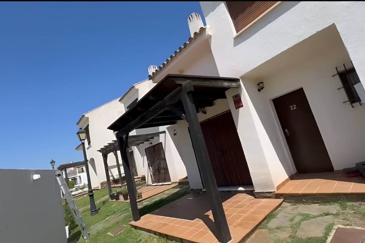 Entrada a la casa con porche de madera