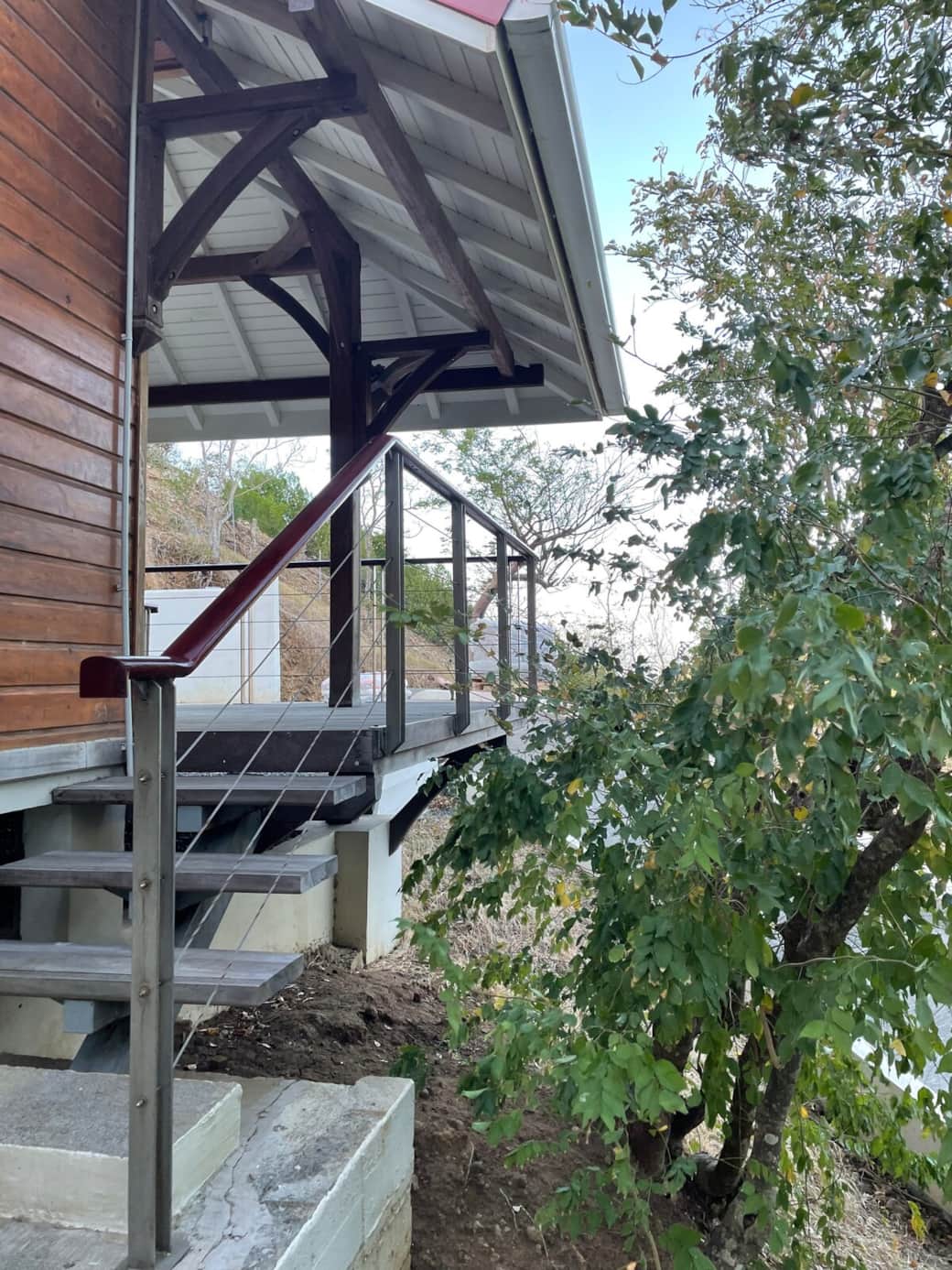 Vers la véranda par l'escalier