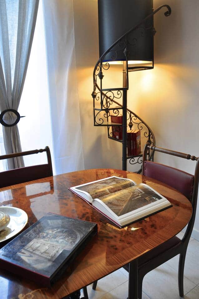 La luminosa atmosfera del soggiorno e della sala da pranzo per un grande relax. Con smart-TV e una magnifica biblioteca! Le grandi finestre si aprono su via Ottaviano. Restare affacciati è un piacevole passatempo rilassante! La luminosa atmosfera del soggiorno e della sala da pranzo per un grande relax. Con smart-TV e una magnifica biblioteca! Le grandi finestre si aprono su via Ottaviano. Restare affacciati è un piacevole passatempo rilassante!