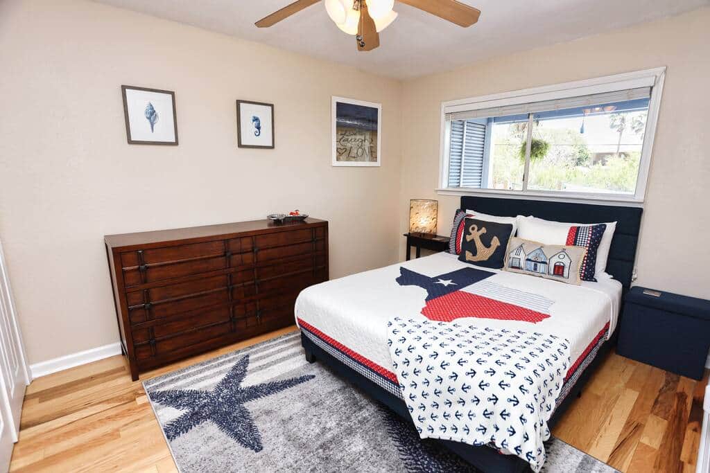 Bedroom 2
Texas room
Queen bed Bedroom 2
Texas room
Queen bed