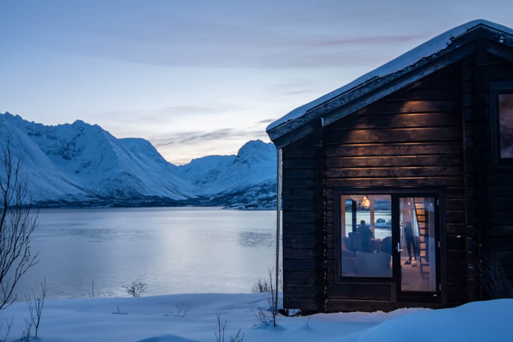 Ferienhaus Tind in verschneiter Fjordlandschaft – Urlaub in Nordnorwegen erleben