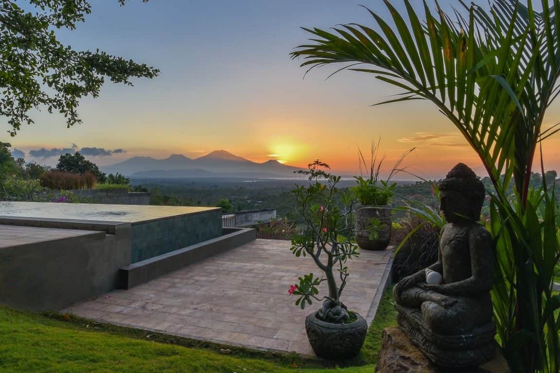 Villa Loulaki Sumberkima Hill retreat 