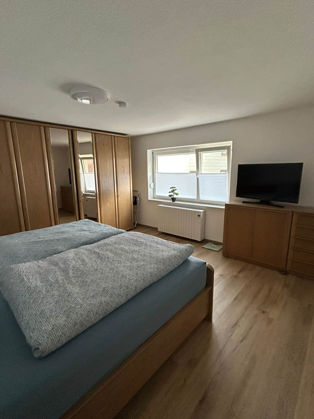 Schlafzimmer mit Sat-TV