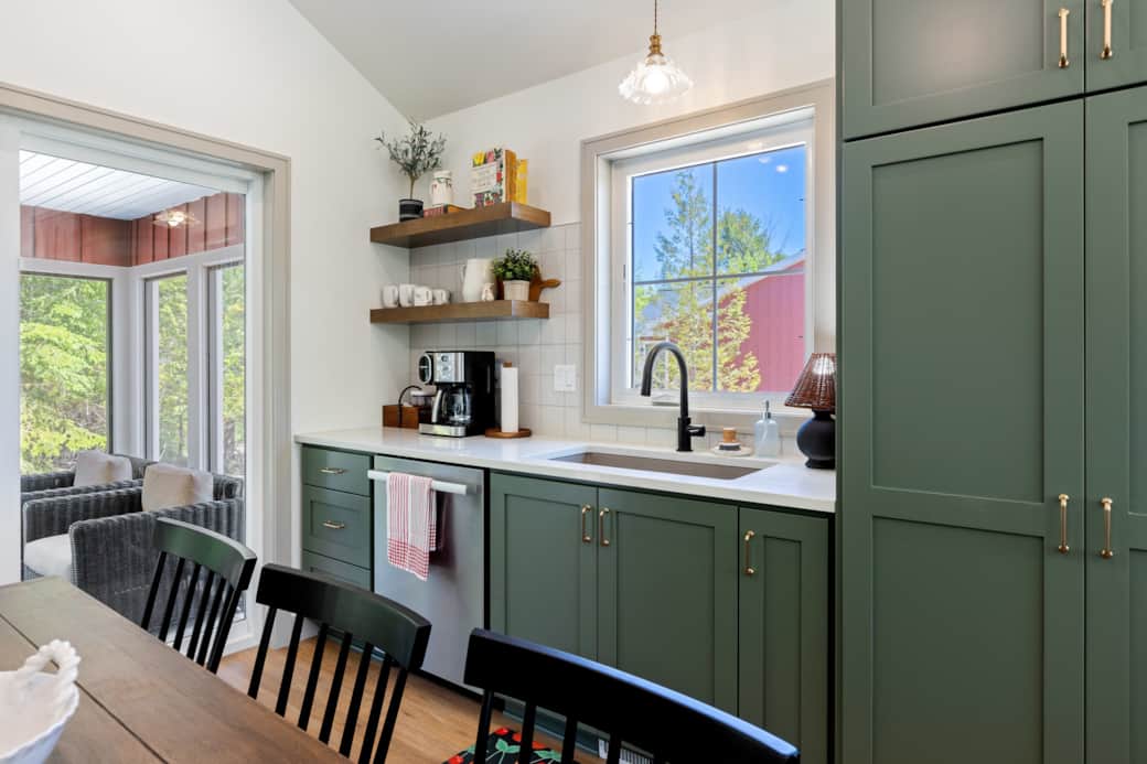 Fully Equipped Kitchen with Custom Cabinetry Fully Equipped Kitchen with Custom Cabinetry