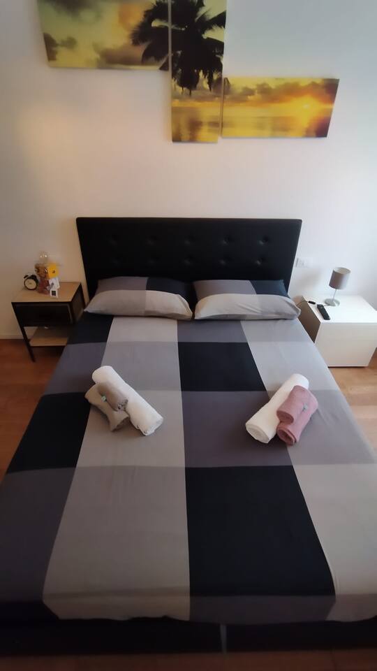 Camera da letto matrimoniale con ampi armadi